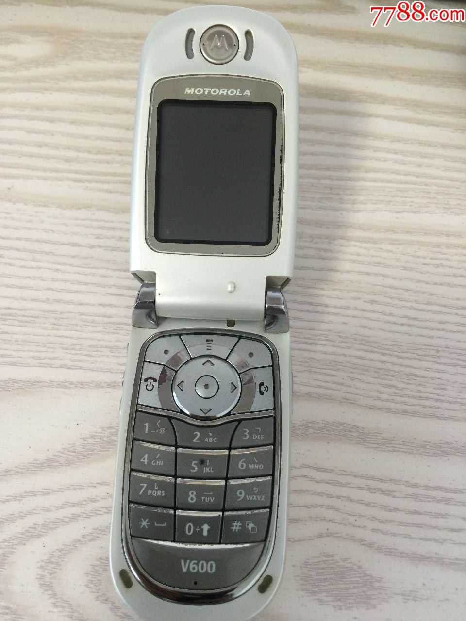 一个经典摩托罗拉motorola,v600翻盖手机.