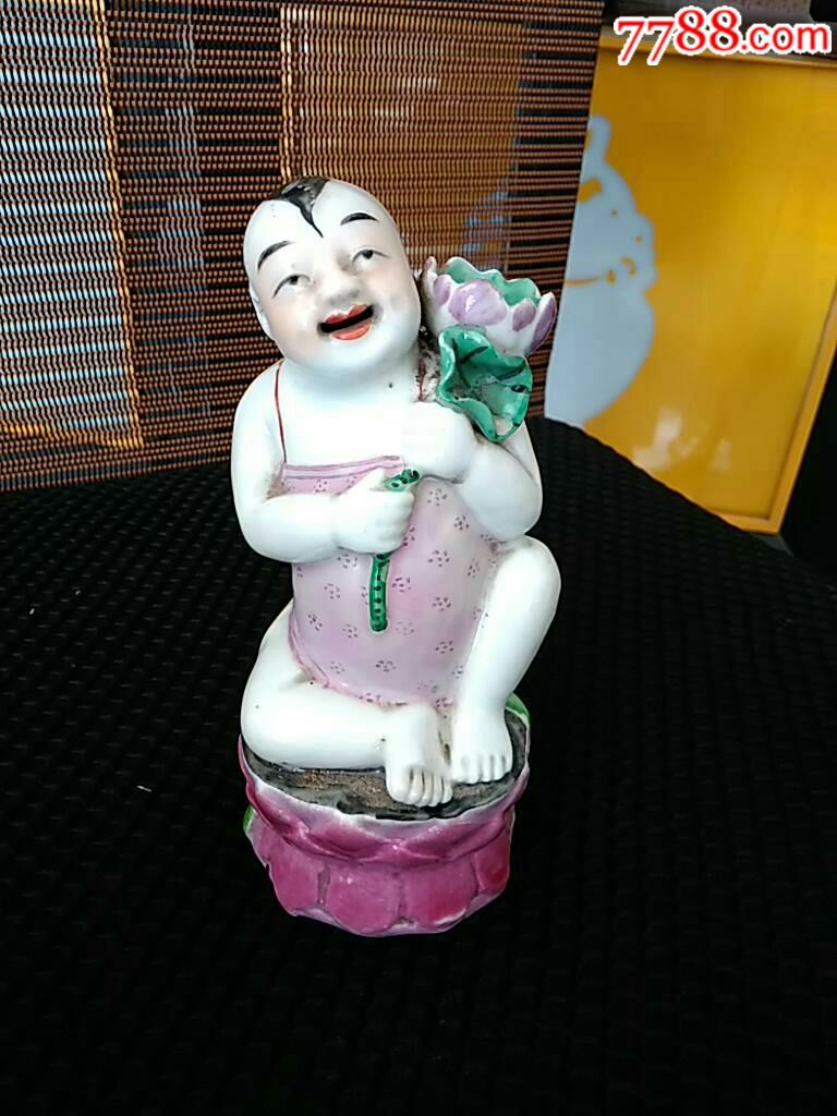 民国粉彩执荷童子摆件