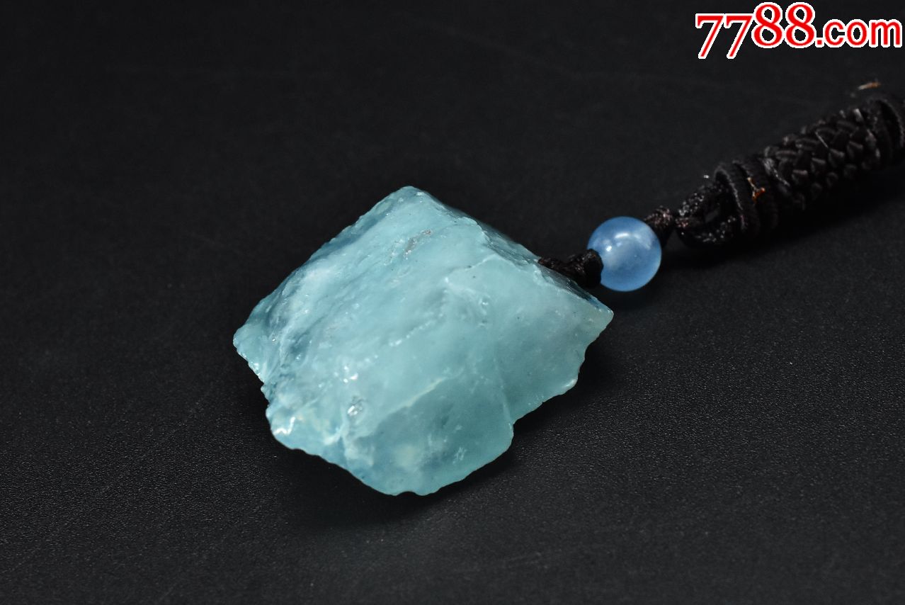 海蓝宝原石挂坠一条,海蓝宝尺寸约为3*2.2*1.4厘米,周长约60厘米