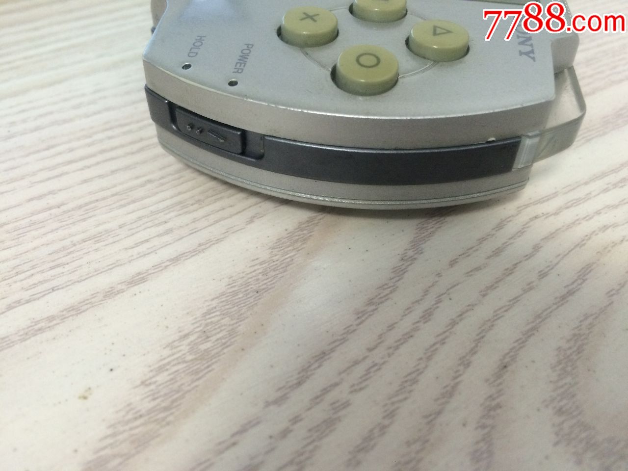 一台经典收藏银色SONY索尼-PSP-1000手掌游戏机