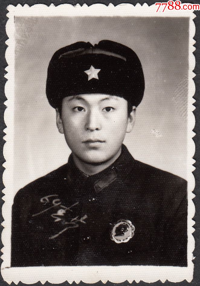 文革戴像章军人