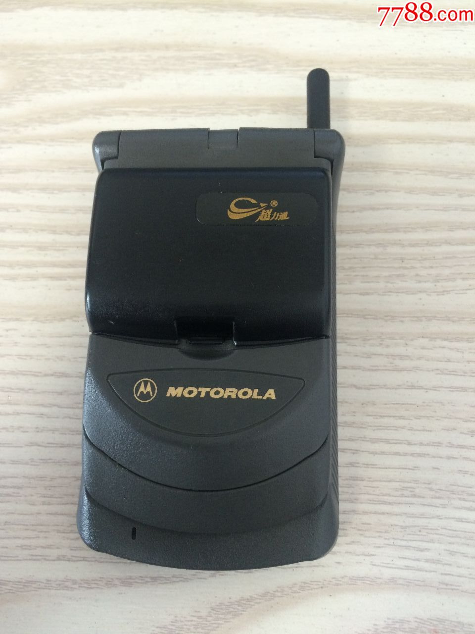 一个经典收藏摩托罗拉motorola翻盖手机.