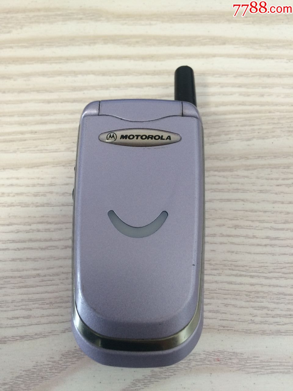 一个经典收藏摩托罗拉motorola翻盖手机.
