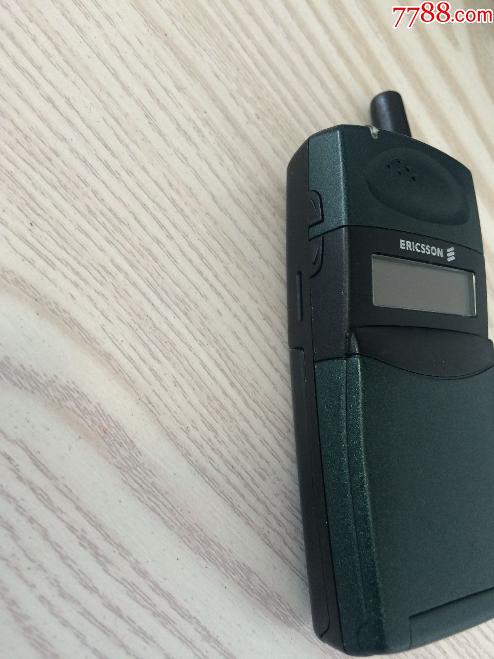一个经典收藏爱立信ericsson翻盖手机.