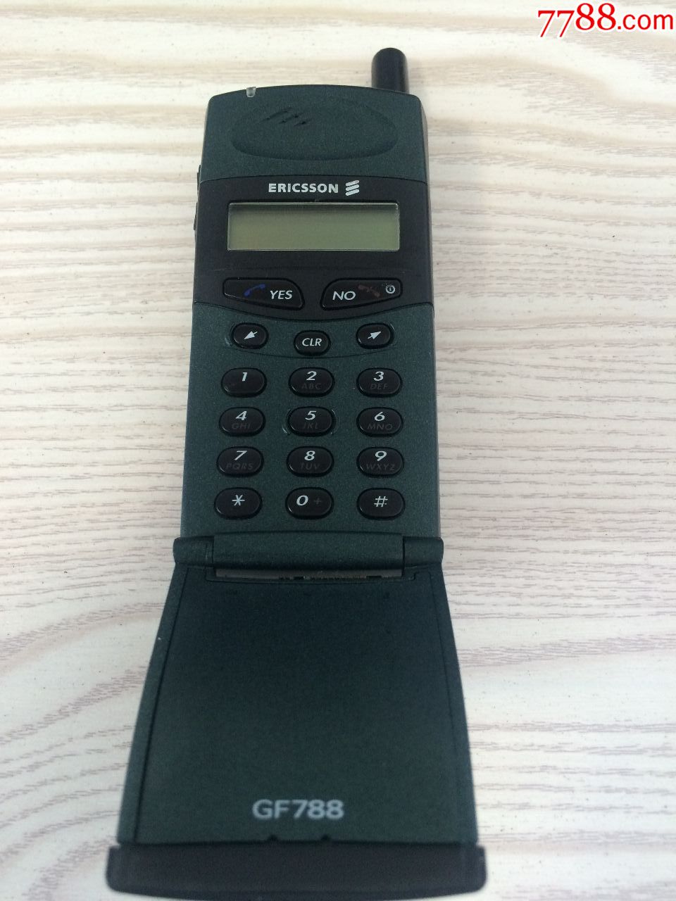 一个经典收藏爱立信ericsson翻盖手机.
