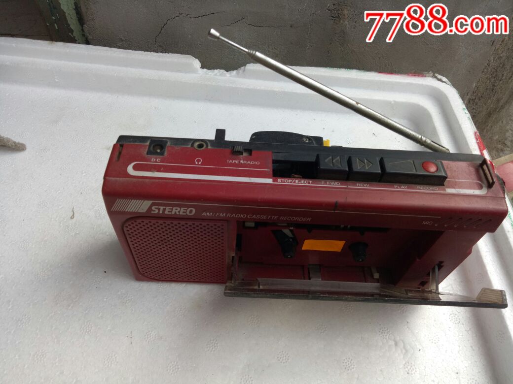 京华收录音机,可通电,品相如图