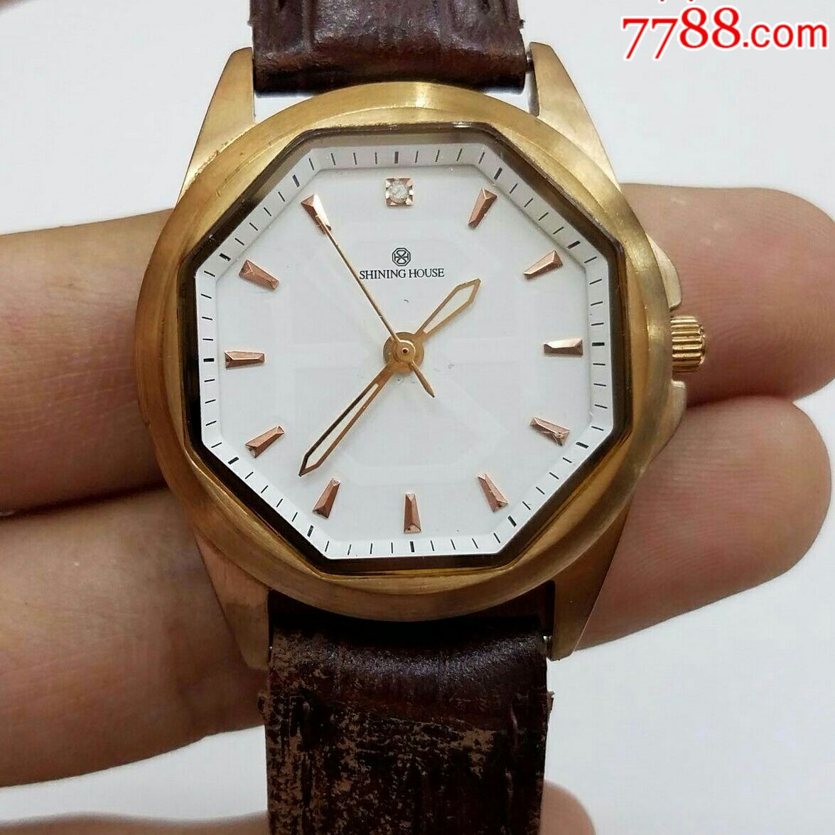 钻石世家电子女表,独特的12点位点晴闪钻刻度,漂亮的玫瑰金刻度指针.
