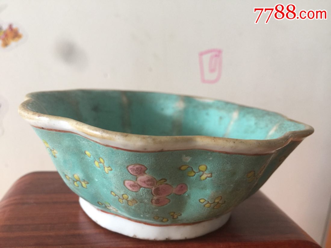 同治年制的粉彩八棱碗