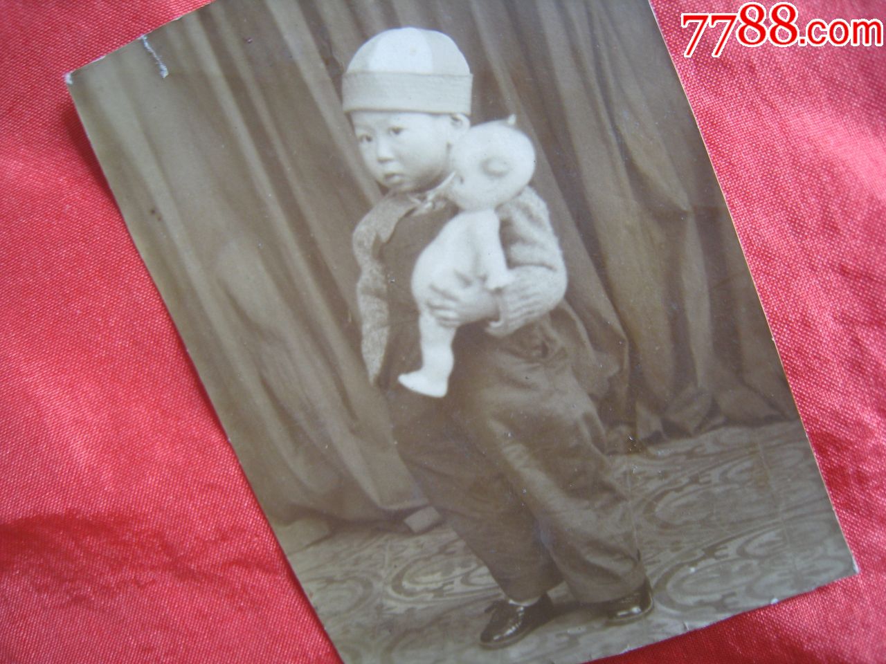 民国老照片;童年的回忆戴帽子抱着洋娃娃的小宝宝