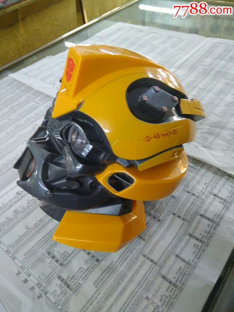 大黄蜂存钱罐,{眼睛闪蓝光。说英语}