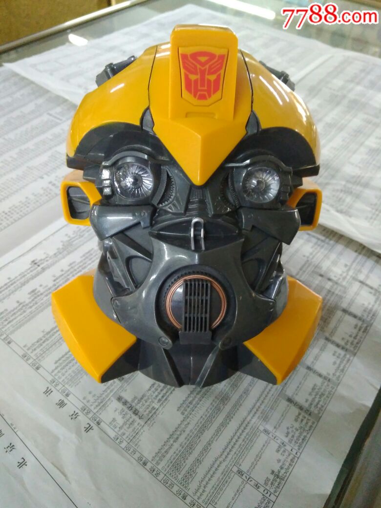 大黄蜂存钱罐,{眼睛闪蓝光。说英语}