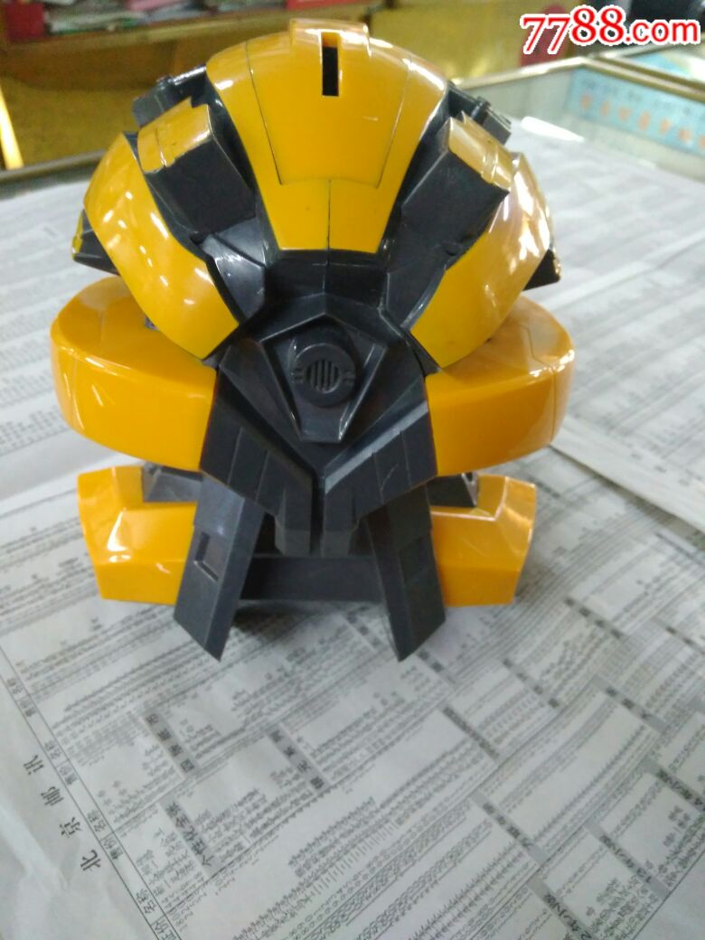 大黄蜂存钱罐,{眼睛闪蓝光。说英语}