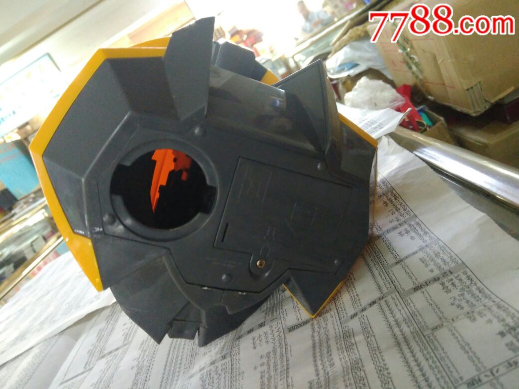 大黄蜂存钱罐,{眼睛闪蓝光。说英语}