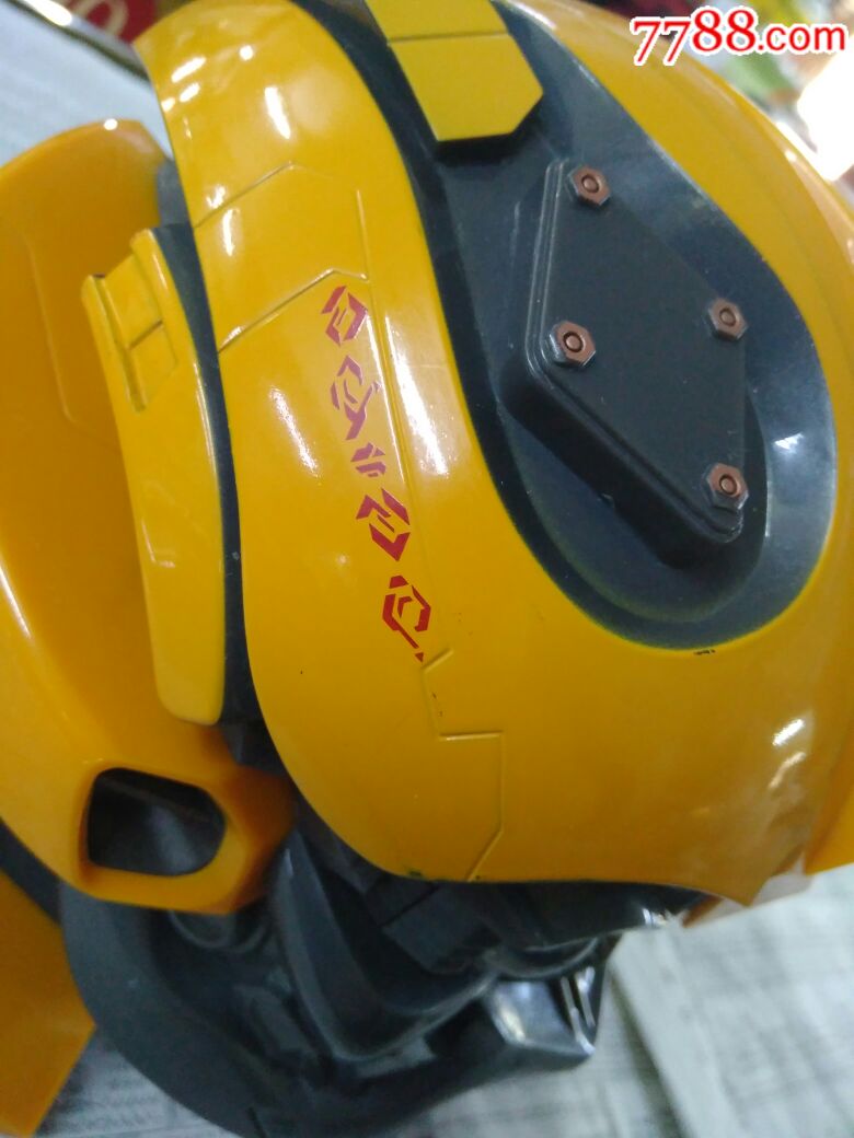 大黄蜂存钱罐,{眼睛闪蓝光。说英语}