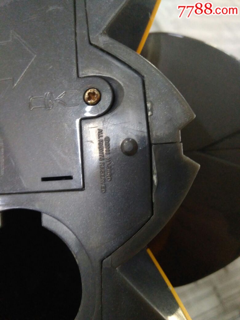 大黄蜂存钱罐,{眼睛闪蓝光。说英语}