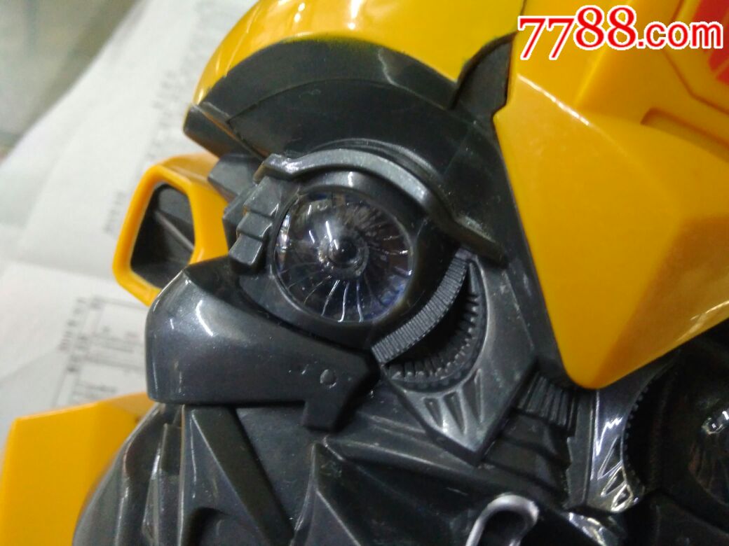 大黄蜂存钱罐,{眼睛闪蓝光。说英语}