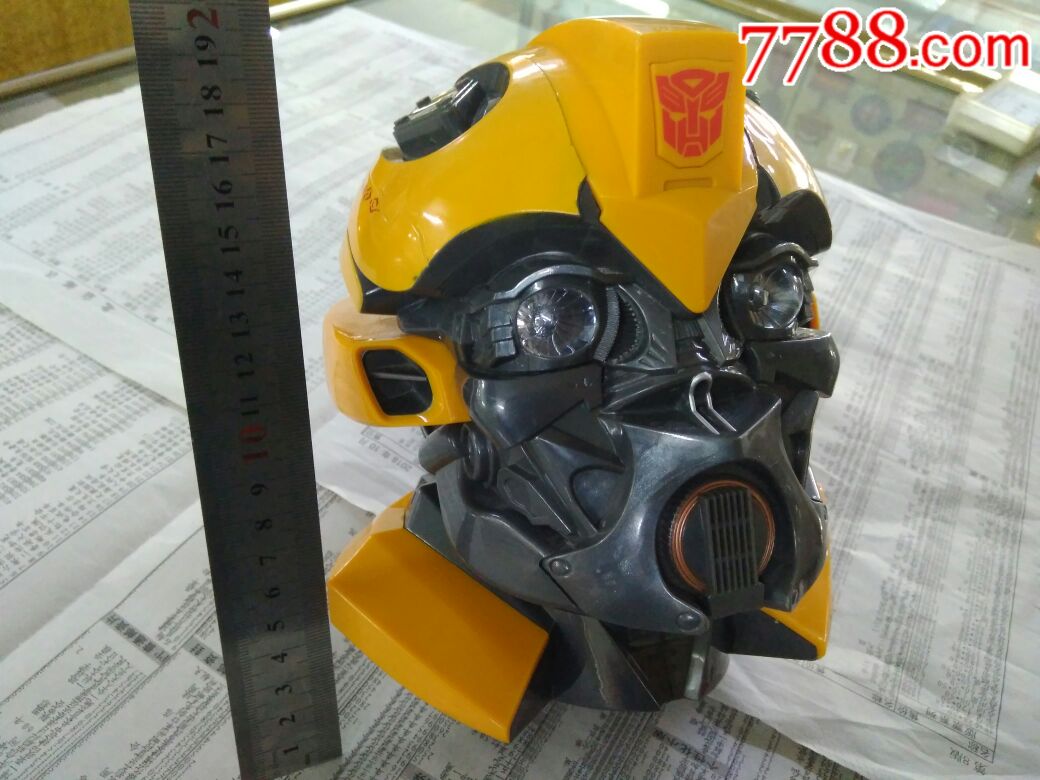 大黄蜂存钱罐,{眼睛闪蓝光。说英语}