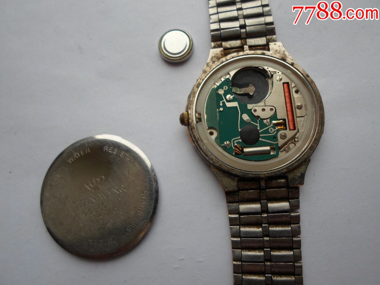 天王男表,瑞士v8机芯,拨针调时都正常,不走当配件出售,品相如图,手表