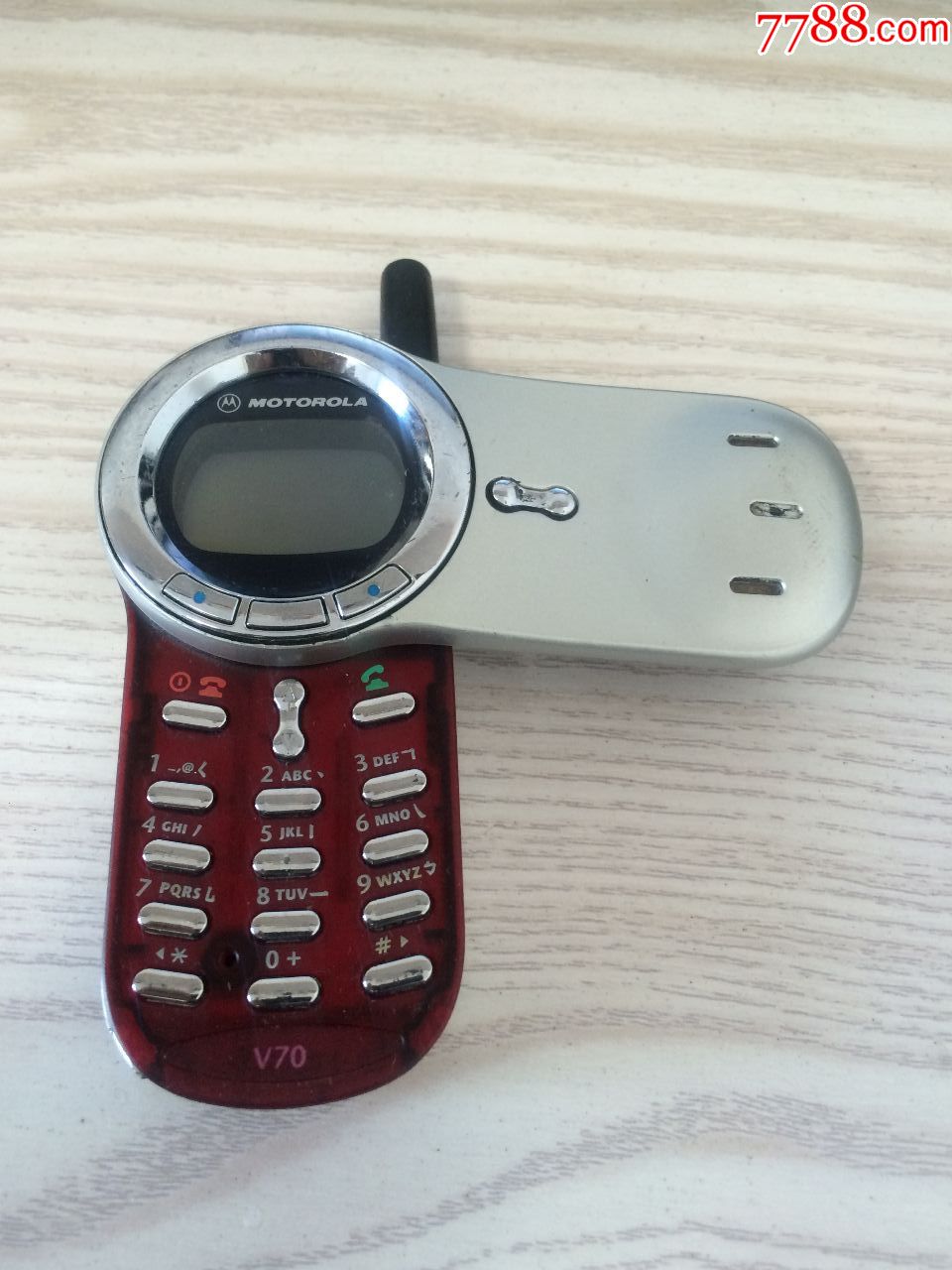 一个经典收藏摩托罗拉motorola,v70翻盖手机.