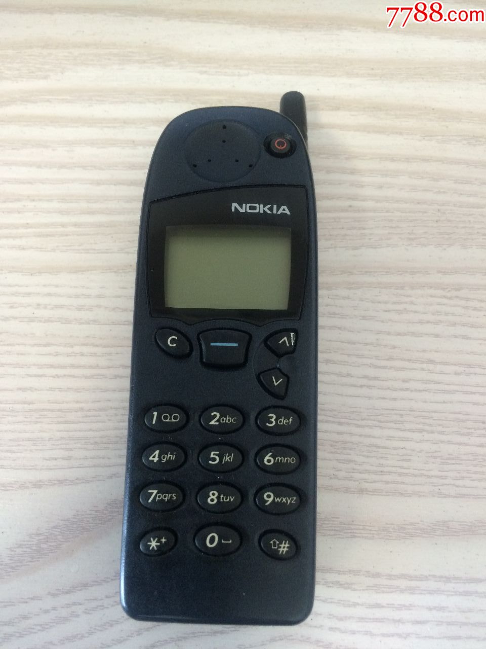 一个经典诺基亚NOKIA,5110直板手机。