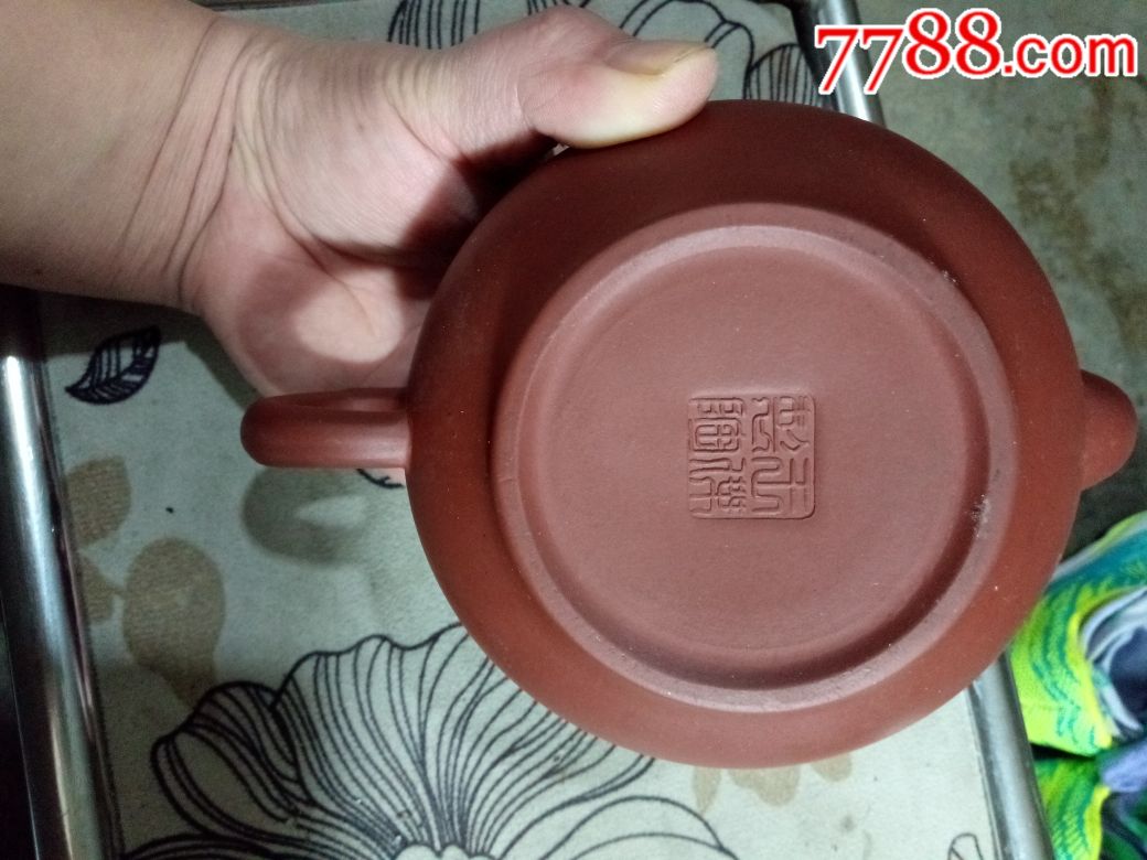 名人制手刻兰花图案的紫砂壶