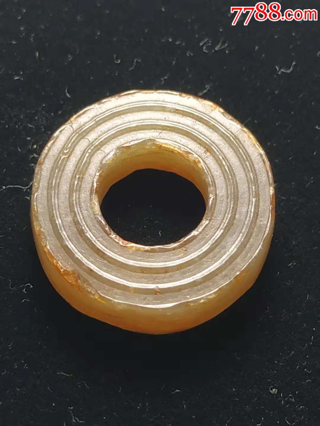 和田白玉红沁同心纹玉璧