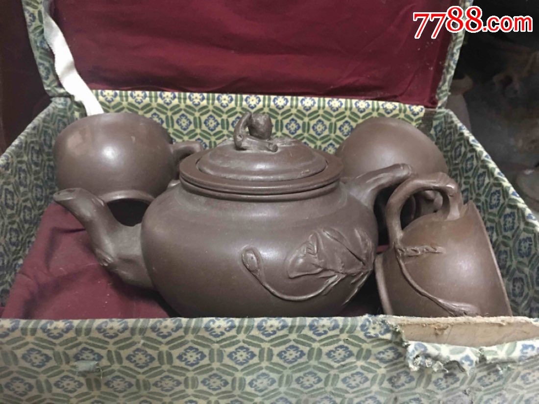 80年代初的宜兴紫砂陈梅芳制作的550cc三脱报春套装壶,三杯一壶