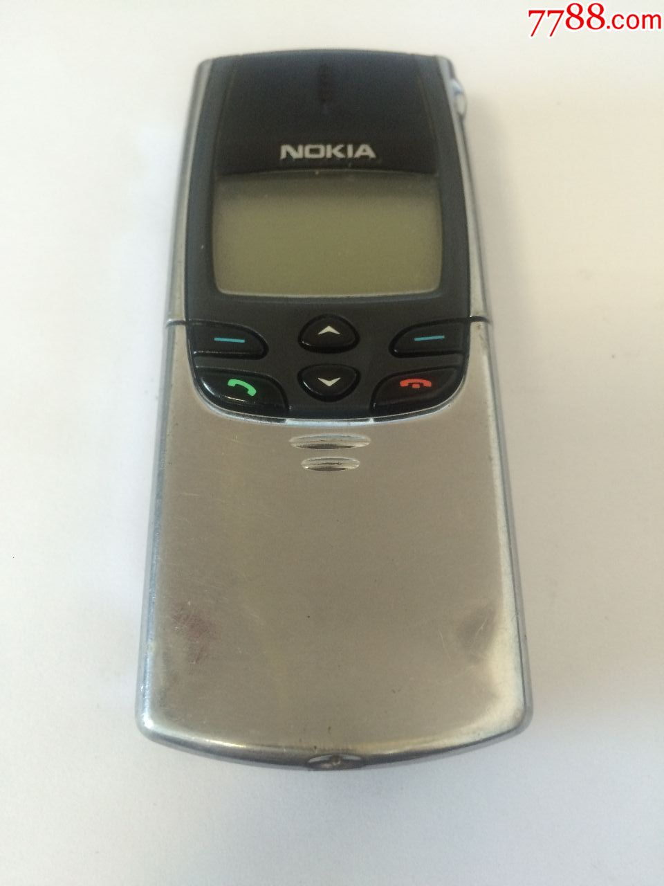 一個經典諾基亞nokia,8810滑蓋手機.