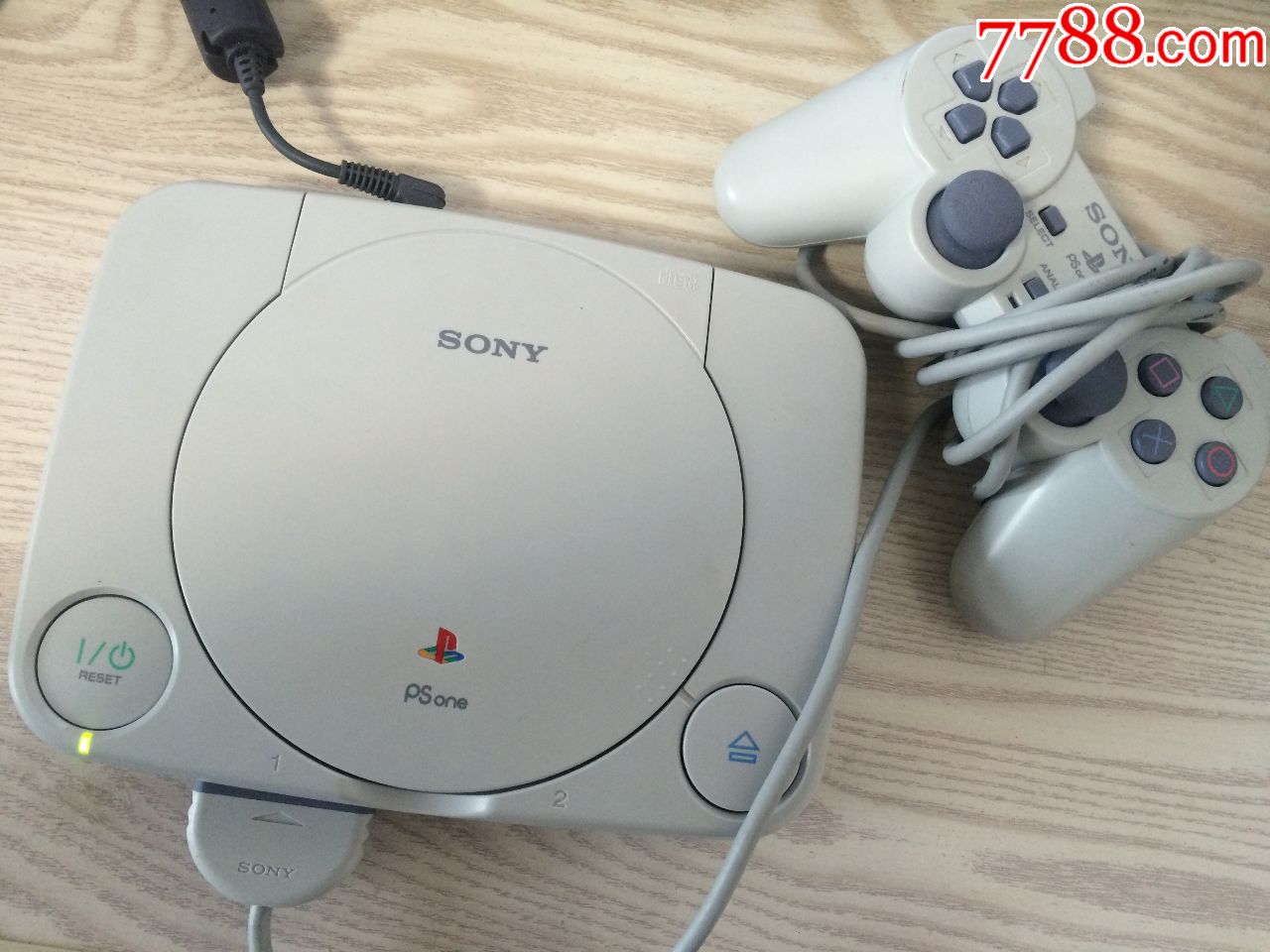 一台经典银色sony索尼scph-102电视游戏机