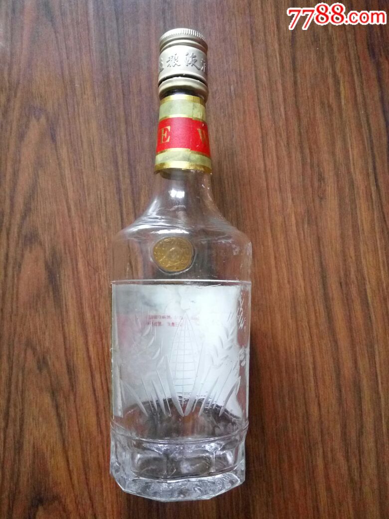 85年的五粮液酒瓶