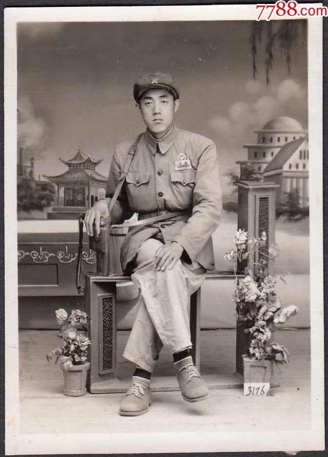 1954年军人挎枪留影