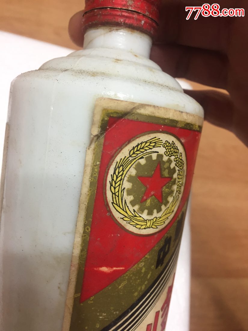 茅台酒瓶,瓶颈有条裂痕