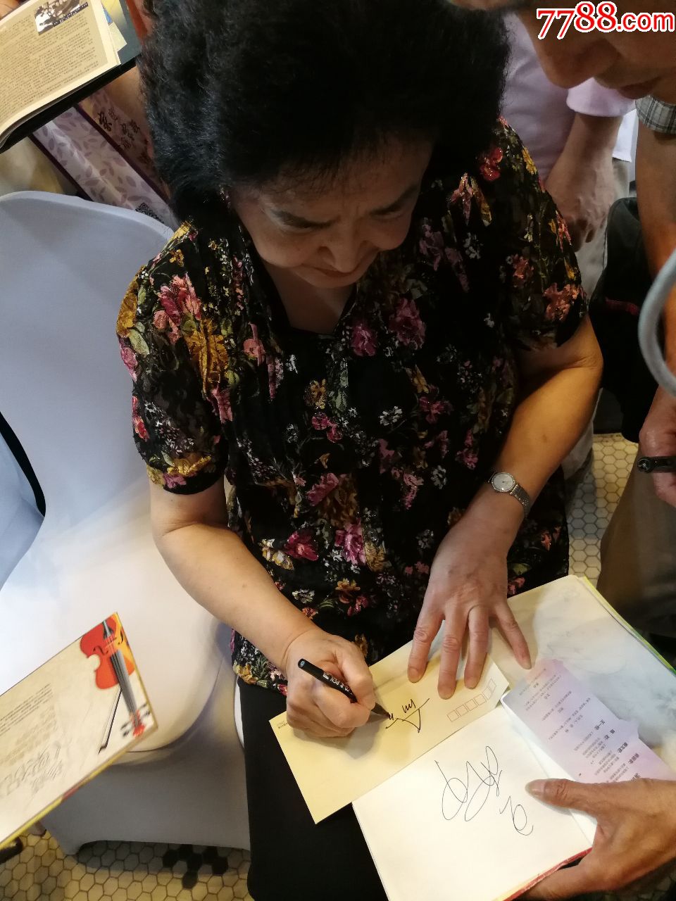 《梁祝》小提琴演奏家俞丽娜签名封(附签名照