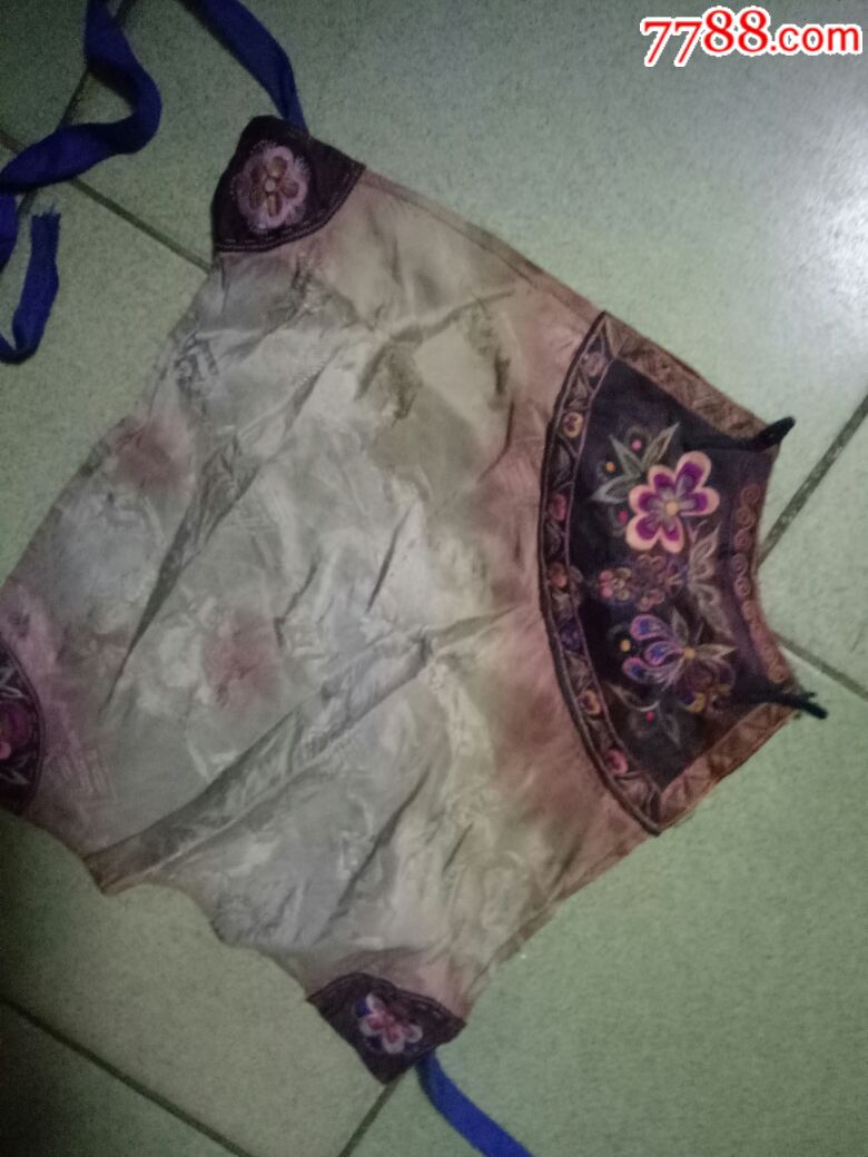 包老绣品2个,一个小孩帽子,一个古代女子兜兜,要回老家了,赔钱出了