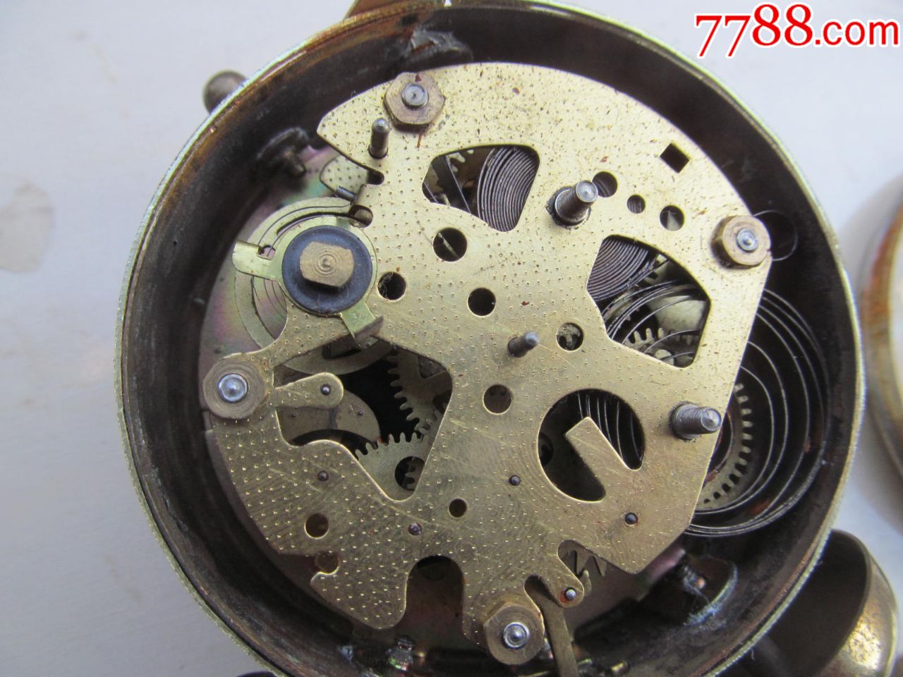 小闹钟,不走,后面发条一个损坏,图可见,少秒针,当配件拍_闹钟/马蹄表