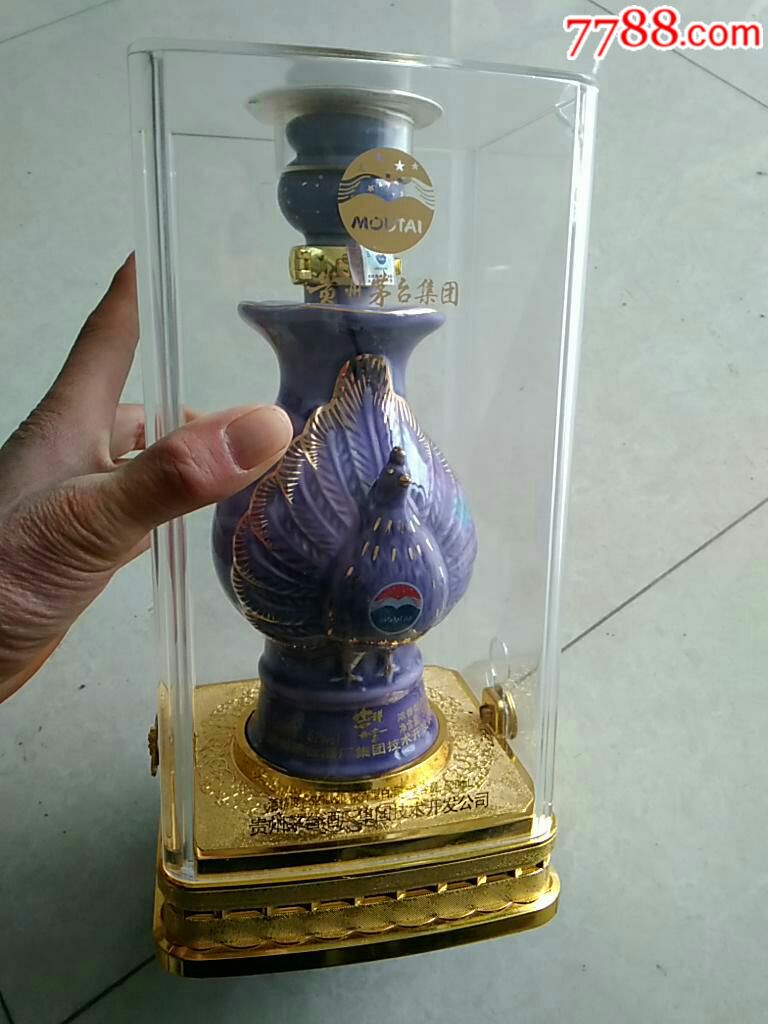 2011年贵州茅台集团52度水晶盒孔雀瓷瓶家常春酒2瓶