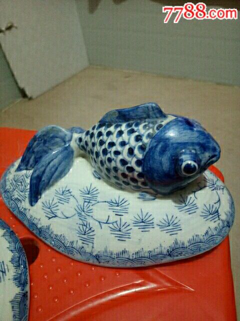 青花瓷金鱼雕刻摆件
