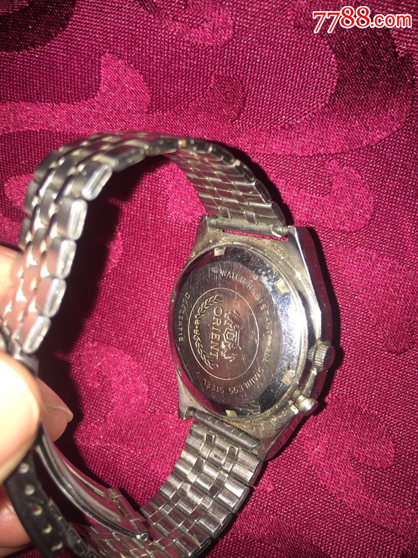 和品牌,六点上面有三颗星,六点下面有一串英文和数字,版本是05469a716