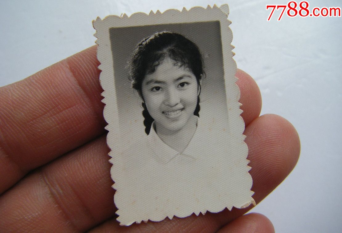 扎辫子笑盈盈美女黑白老照片1张