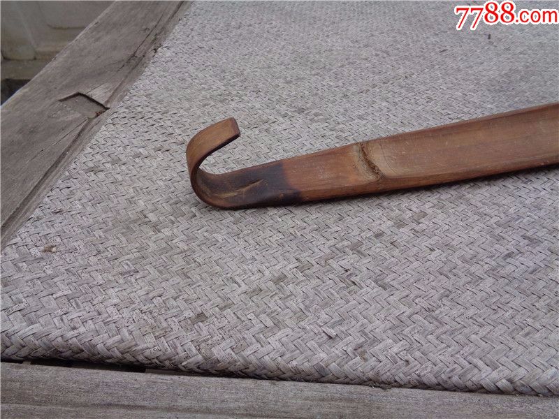 民国时期挑鸟笼用的竹扁担