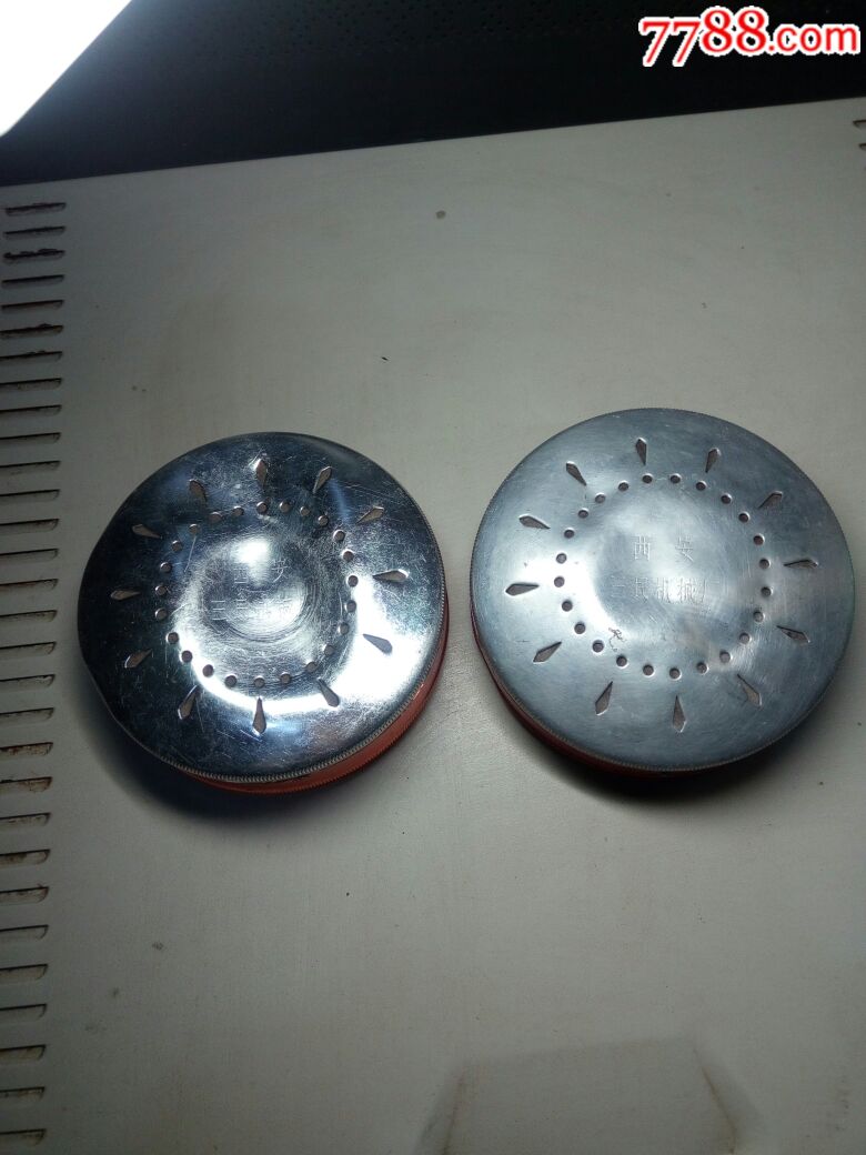 两个圆形怀炉