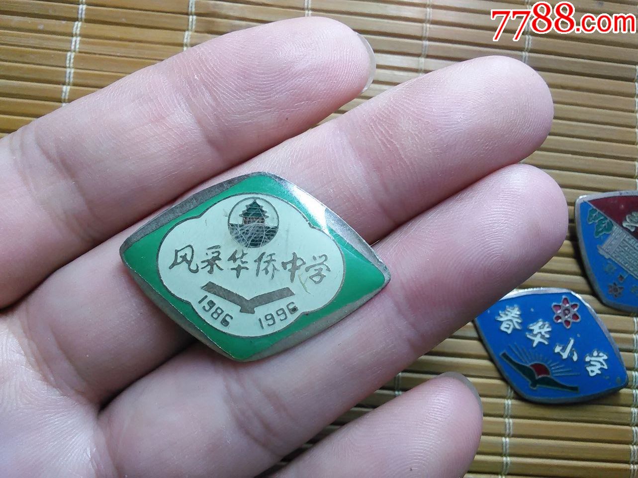 风采华侨中学.请看好,再拍,校徽/毕业章_第1张