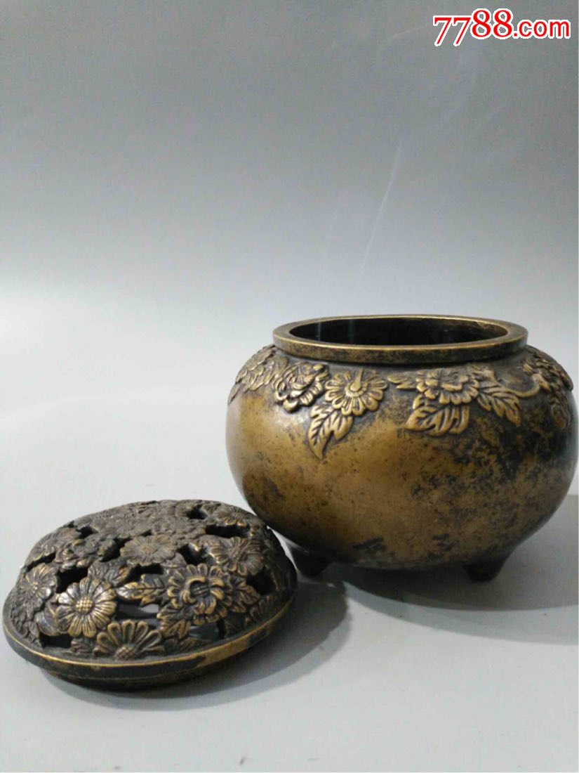 旧藏云谷款老黄铜三足【菊花熏香炉】一件,,此件藏品器形精巧皮壳老辣