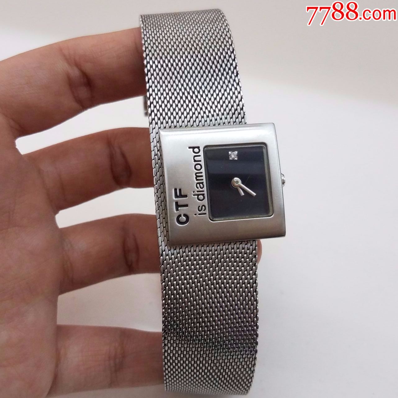 周大福电子女表【独特方形表款】【独特12点位点睛闪钻刻度】【走时