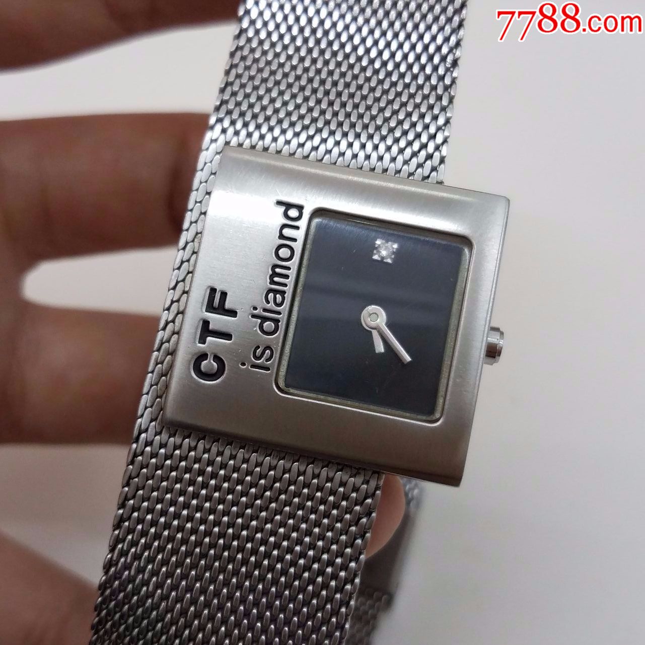 周大福电子女表【独特方形表款】【独特12点位点睛闪钻刻度】【走时