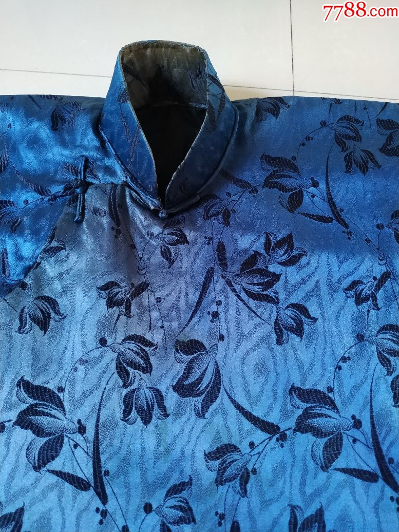 老蓝色长袖上衣一件