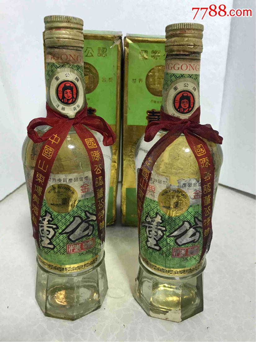 92年,山东董公牌董公特曲一对,44度,品相如图!