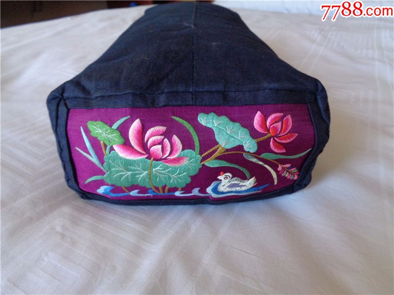 绣工精美的清代花蝶鸳鸯戏水纹枕头