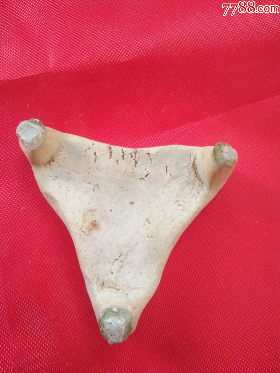 宋唐时期窑中烧瓷器的支钉4枚合拍