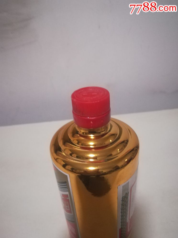 金色茅台酒瓶一个